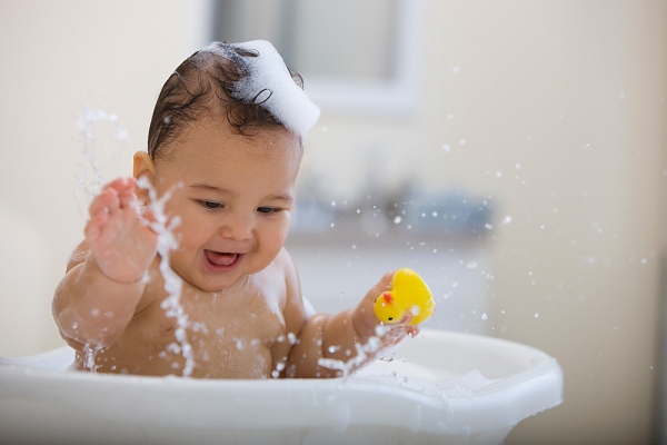 Tắm bình nóng lạnh – Cải thiện chứng tự kỷ của trẻ