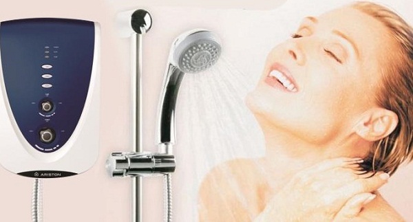 Tắm bằng vòi hoa sen sẽ tiết kiệm điện hơn khi dùng bình nước nóng