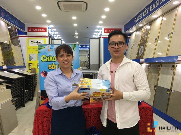 Khách hàng nhận quà khuyến mại hè 2018 tại Showroom Hải Linh