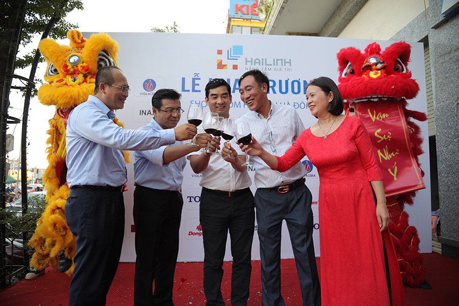 Hình ảnh Giám đốc Nguyễn Văn Điền nâng ly cùng cac vị khách mời tham dự lễ Khai trương Showroom Hải Linh Hà Đông
